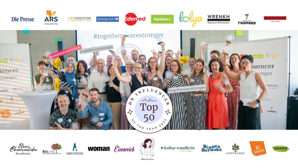 Gruppenfoto beim HR Influencer Top 50 Event mit Banner, Logos von Sponsoren und Auszeichnungen.