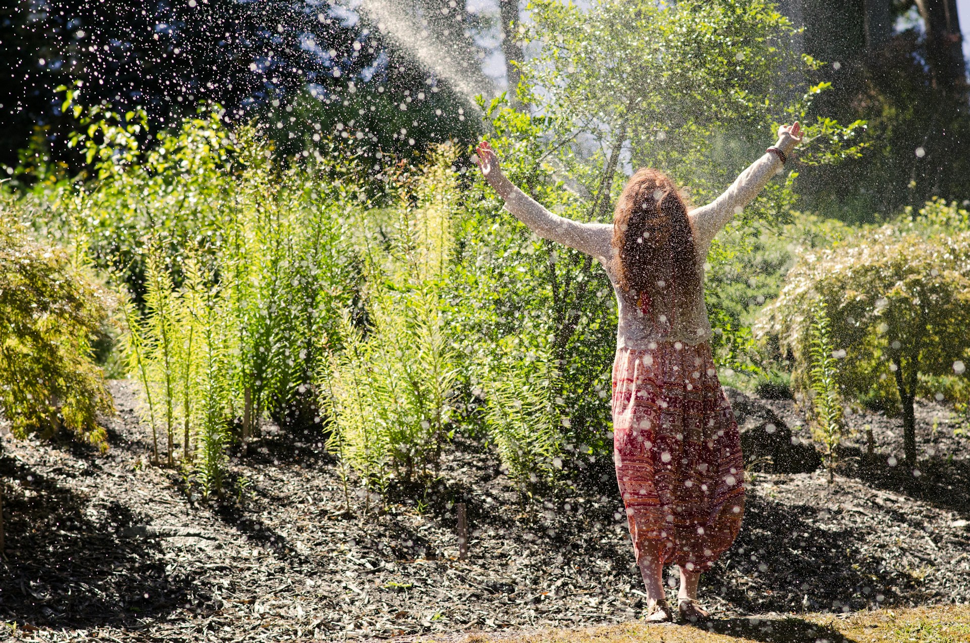 Hippie im Wald bei Regen