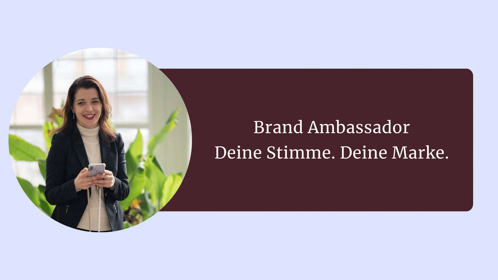 Eine Person steht in einem modernen Raum mit großen Fenstern und grünen Pflanzen, hält ein Smartphone in der Hand. Rechts im Bild ein dunkelrotes Textfeld mit der Aufschrift „Brand Ambassador – Deine Stimme. Deine Marke.“