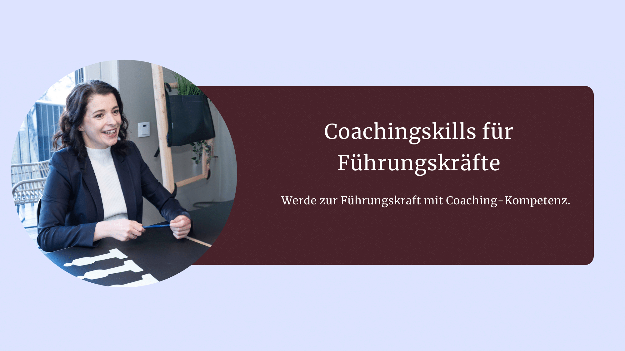 Ein professionelles Business-Setting mit einer Person in formeller Kleidung, die an einem Tisch sitzt. Im Hintergrund moderne Einrichtung und Pflanzen. Rechts im Bild befindet sich ein dunkelrotes Textfeld mit der Aufschrift „Coachingskills für Führungskräfte – Werde zur Führungskraft mit Coaching-Kompetenz“