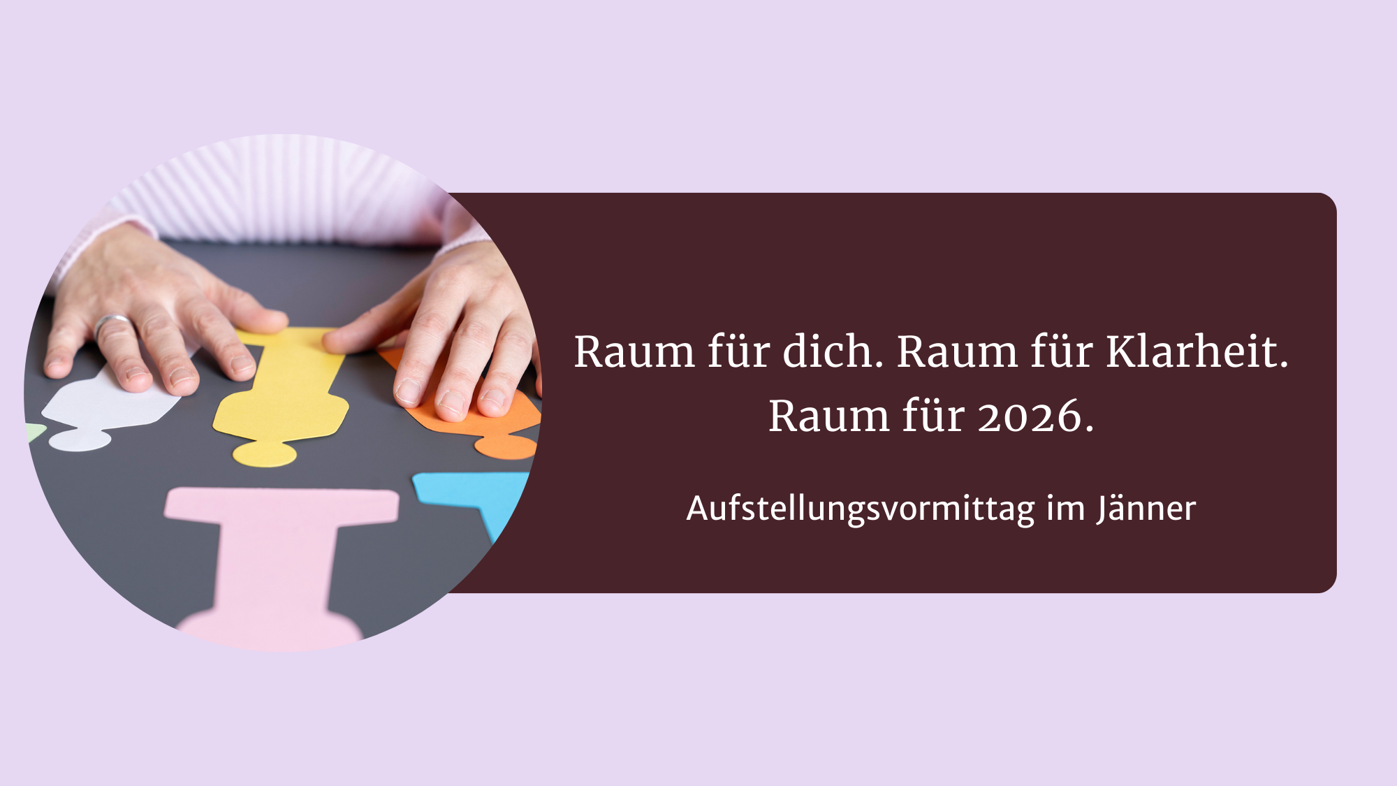 Hände ordnen bunte Figuren auf einem Tisch – Symbol für systemische Aufstellungen und Klarheit im neuen Jahr.