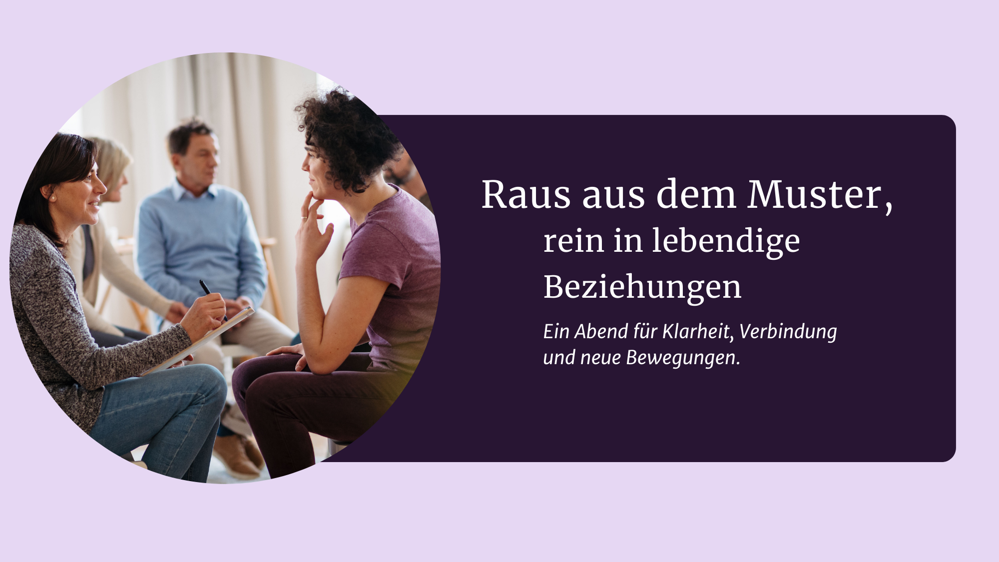 Personengruppe sitzt im Kreis und spricht miteinander; daneben steht der Veranstaltungstitel „Raus aus dem Muster, rein in lebendige Beziehungen“ auf einem dunklen Hintergrund.